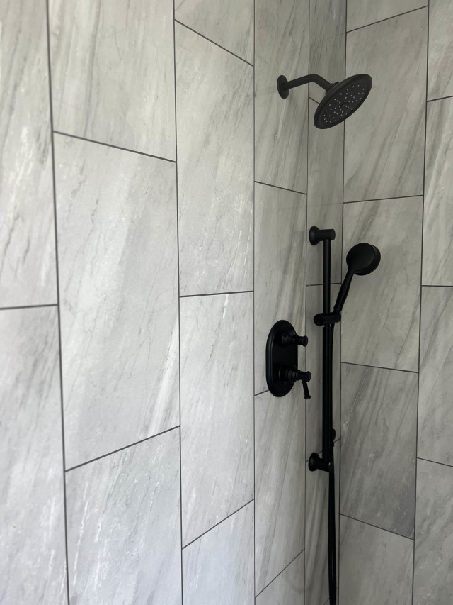 Shower with Matte Black Hardware
We selected black fixtures to provide a bold contrast against the bright tile, achieving a modern and striking look.