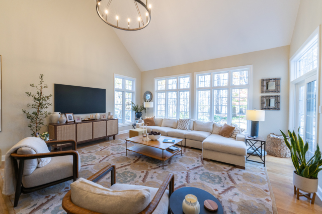 Custom Cabinetry with Double Ovens
Floor-to-ceiling cabinets frame the double ovens, maximizing storage and giving the kitchen a streamlined appearance. Applied molding on the cabinet doors adds depth and texture, elevating the overall look.